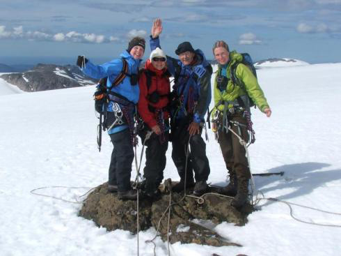 Anne-Britt, Marianne og Rakel sammen med brefører Oddvar Berge på nyoppdaget fjelltopp i Loppa!